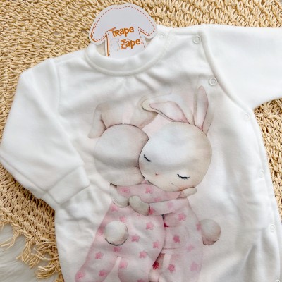Macacão em Soft Coelhinhas Abraçadas - Off White e Rosa
